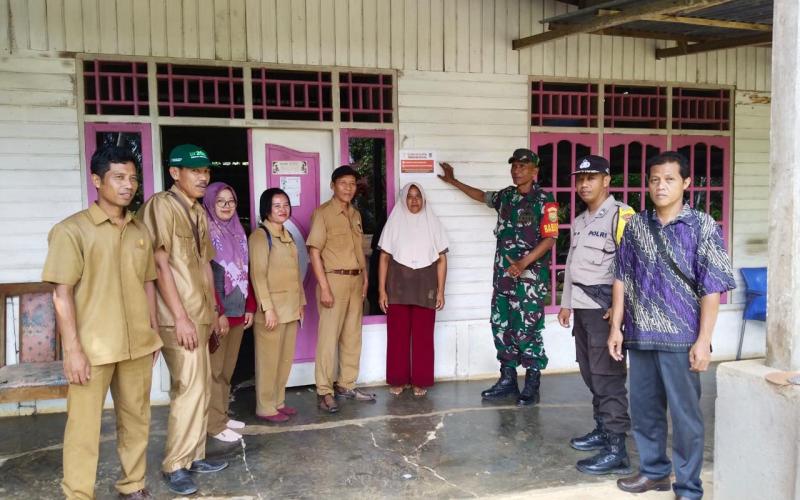 Bhabinkamtibmas Monitoring dan Pendampingan Labelisasi Keluarga Prasejahtera di Desa Bukit Tinggi