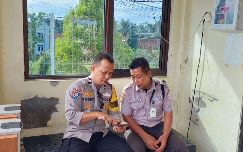 Bhabinkamtibmas Polsek Pino Sambang Kamtibmas kepada Security PLN Gardu Induk Desa Pang Lebar 
