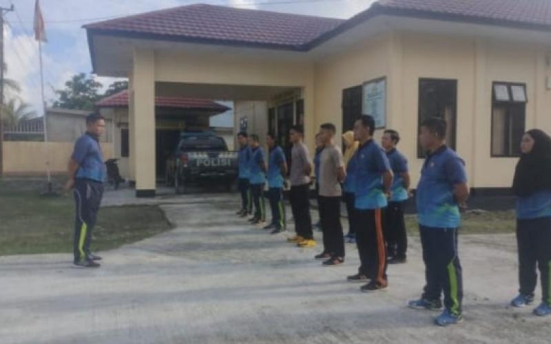 Tingkatkan Kebugaran Personel Polsek Enggano Melaksanakan Olahraga Bersama