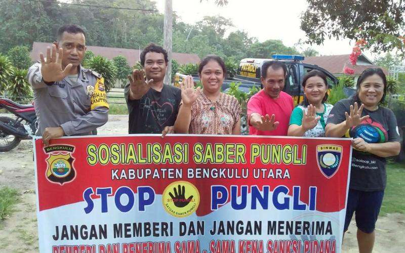 Bhabinkamtibmas Polsek Enggano Sosialisasi Saber pungli di Desa Binaanya
