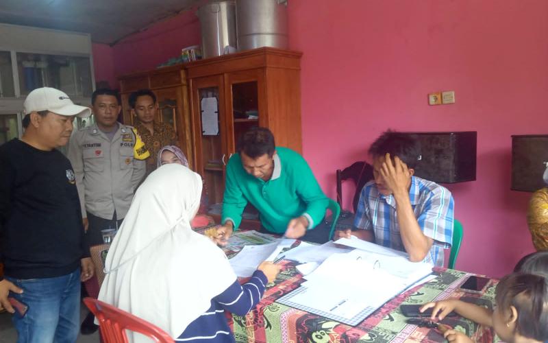 Bhabinkamtibmas Polsek Kaur Selatan Hadiri Penyaluran BLT DD di Desa Pengubaian