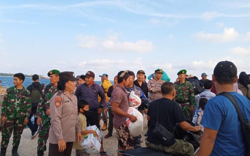 Berikan Rasa Aman, Kapolsek Bersama Personel Melaksanakan Pengamanan Kedatangan Kapal Penumpang