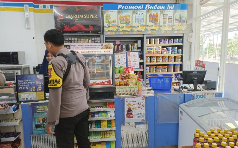 Jaga Kondusifitas di Wilayah, Bhabinkamtibmas Polsek Pino Raya Sambangi Penjaga Indomaret