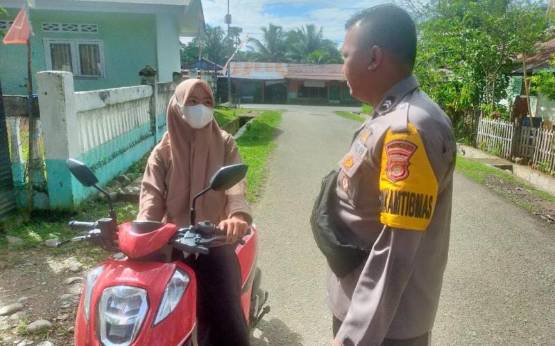 Bhabinkamtibmas Polsek Pino Berikan Teguran Humanis kepda Pengguna Sepeda Motor