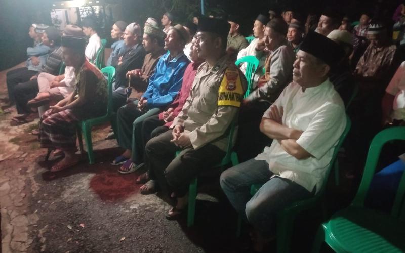 Warga Binaan Meninggal Dunia, Bhabinkamtibmas Polsek Teluk Segara Hadiri Takziah Malam Pertama