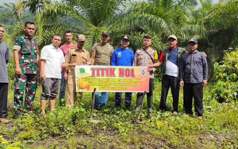 Bhabinkamtibmas Polsek Rimbo Pengadang Hadiri Pemasangan Titik Nol Pembangunan JUTdi Desa Talang Donok