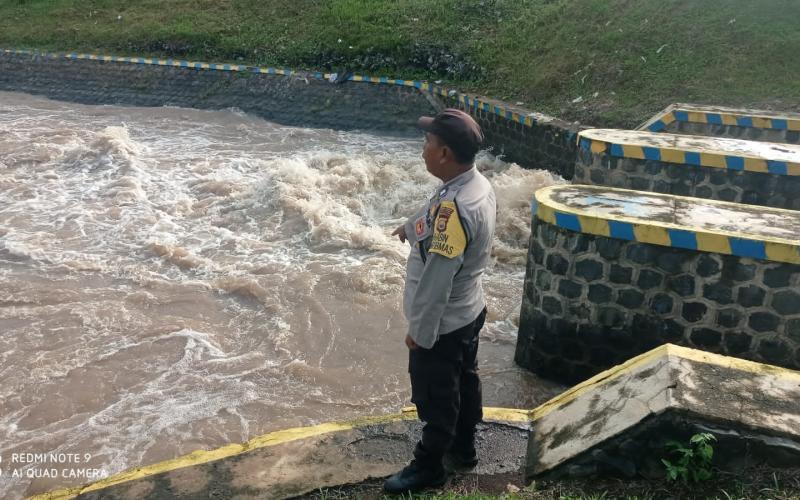 Patroli, Personel Polsek Seluma Pantau Debit Air di Bedungan