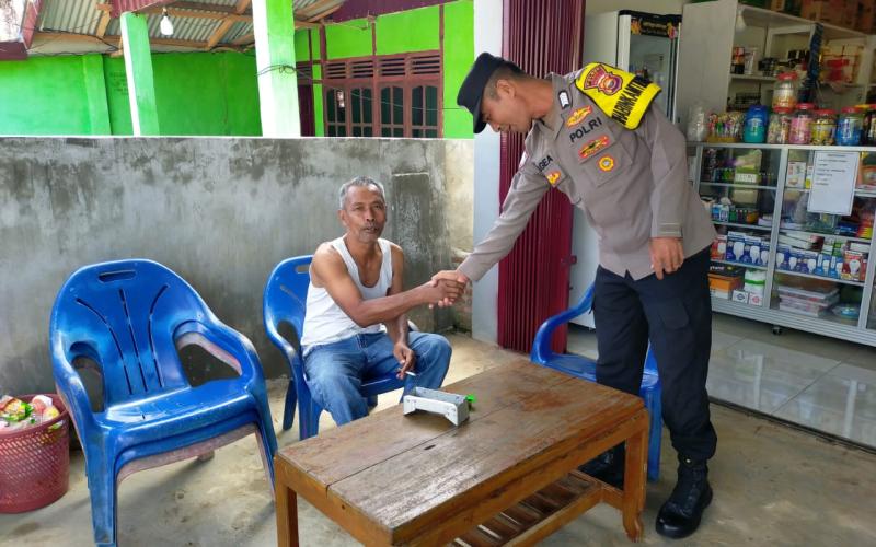 Gelar Patroli Sambang Rutin, Bhabinkamtibmas Sampaikan Imbauan Kamtibmas 