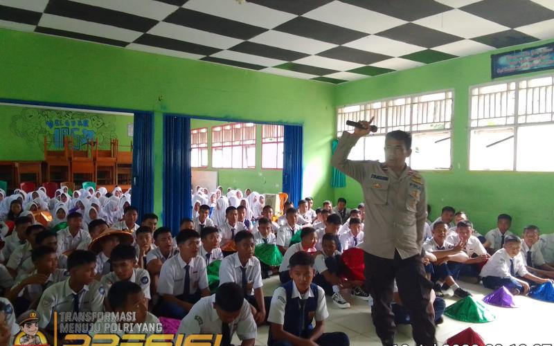 Ka SPKT dan Bhabinkamtibmas Polsek Pino Raya, Sosialisasi Tata Tertib Berlalu Lintas di SMAN 09 BS