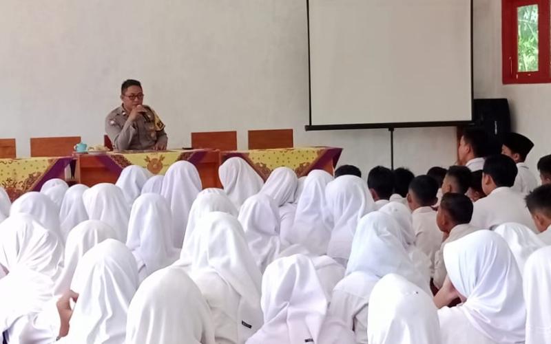 Cegah Paham Radikalisme, Bhabinkamtibmas Polsek Padang Jaya Beri Sosialisasi di Sekolah