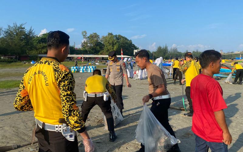 Peduli Lingkungan, Polda Bengkulu dan Polresta Bersihkan Kawasan Pantai Zakat
