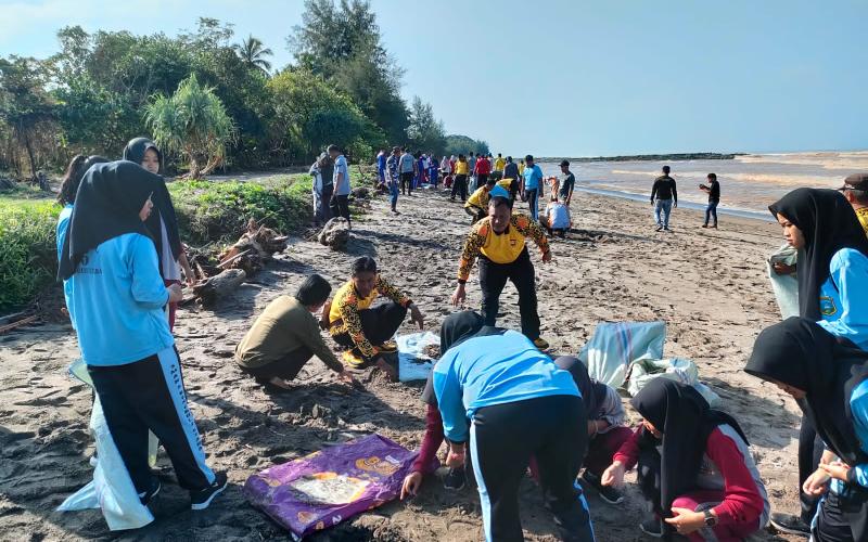 Polsek Ketahun Gelar Bakti Sosial Bersih-Bersih Lingkungan di Pesisir Pantai Terapik Ketahun