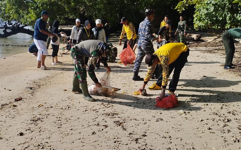 Polisi Bersama TNI Dan Masyarakat Bersih-Bersih Pantai, Wujud Peduli Lingkungan