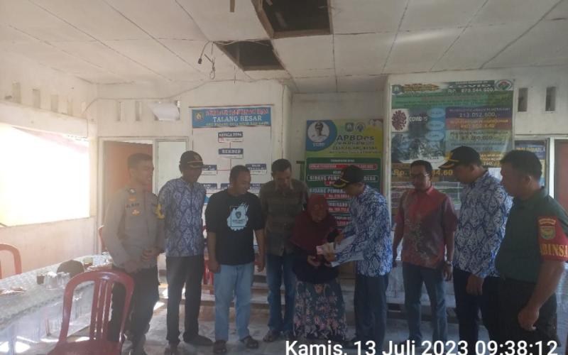Didesa Talang Besar Bhabinkamtibmas Polsek Kaur Utara Hadiri Penyaluran BLT DD 