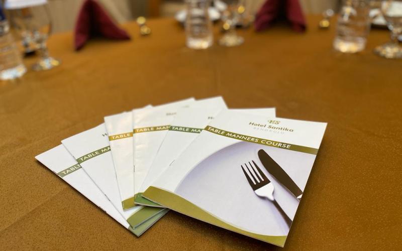 Latih Keterampilan Table Manner Bersama Hotel Santika Bengkulu