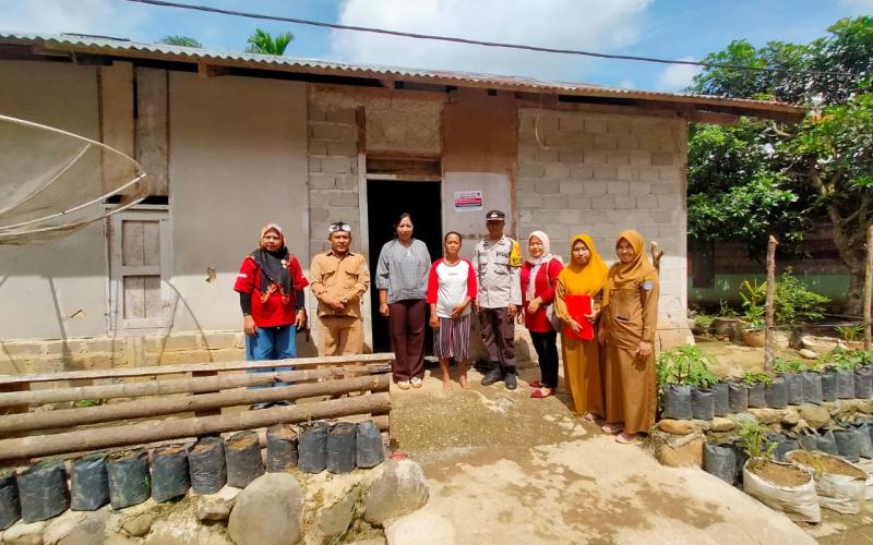 Bhabin Polsek Ketahun Lakukan Pendampingan Labelisasi Program PKH dan BPNT di Desa Bumi Harjo
