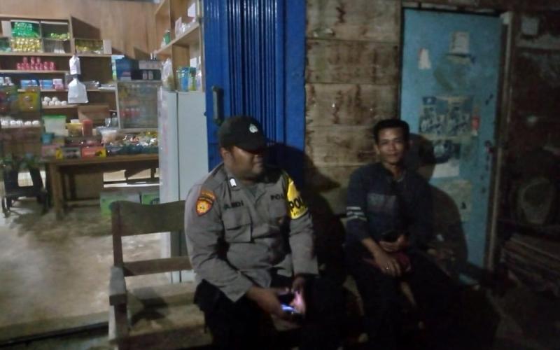Polisi RW Polsek Padang Jaya Sambangi Masyarakat Berikan Imbauan Kamtibmas