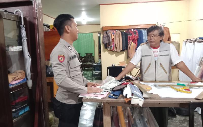 Sambangi Tukang Jahit, Polisi RW Polsek Padang Jaya Titipkan Pesan Kamtibmas