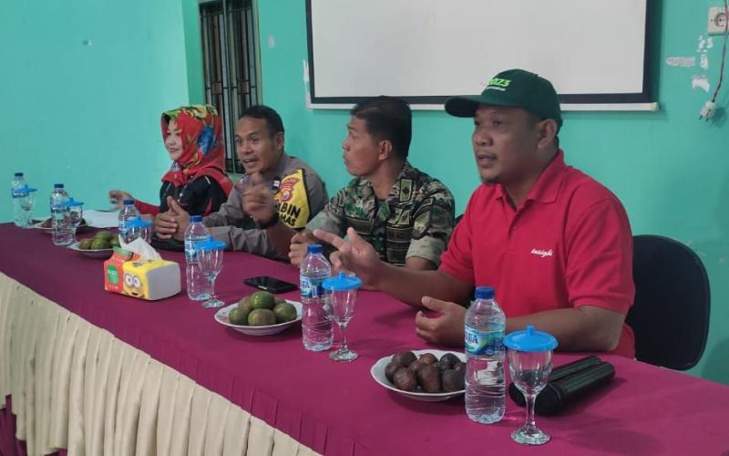 Monitoring Penggunaan DD, Bhabinkamtibmas Polsek Padang Jaya Hadiri Musyawarah Pra Pelaksanaan Pembangunan Rabat Beton