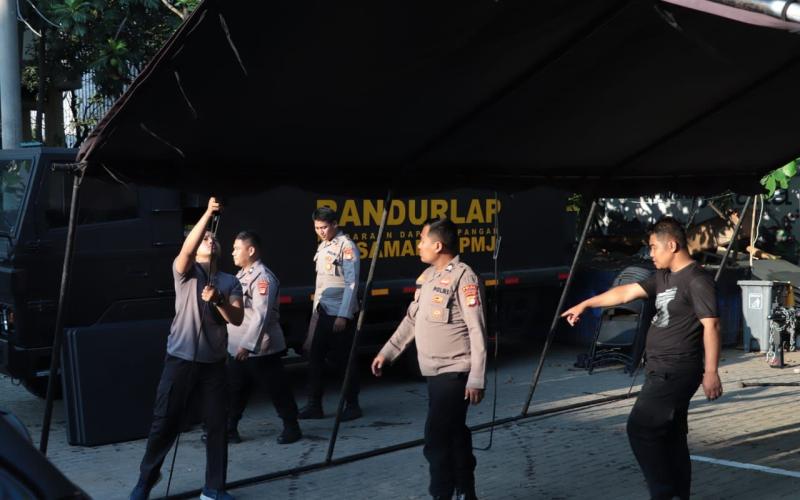 Polda Metro Jaya Siapkan Dapur Umum Bagi Pengungsi Korban Kebakaran di Kapuk Muara