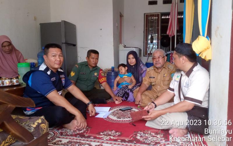 Bhabinkamtibmas Betungan Kunjungi Warga Binaan yang Sakit 