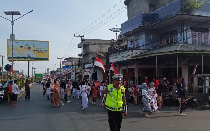 Sat Lantas Polres BS dan Polsek Kota Manna Gelar  Pamturlalin dan Pengawalan Pawai Drum Band 