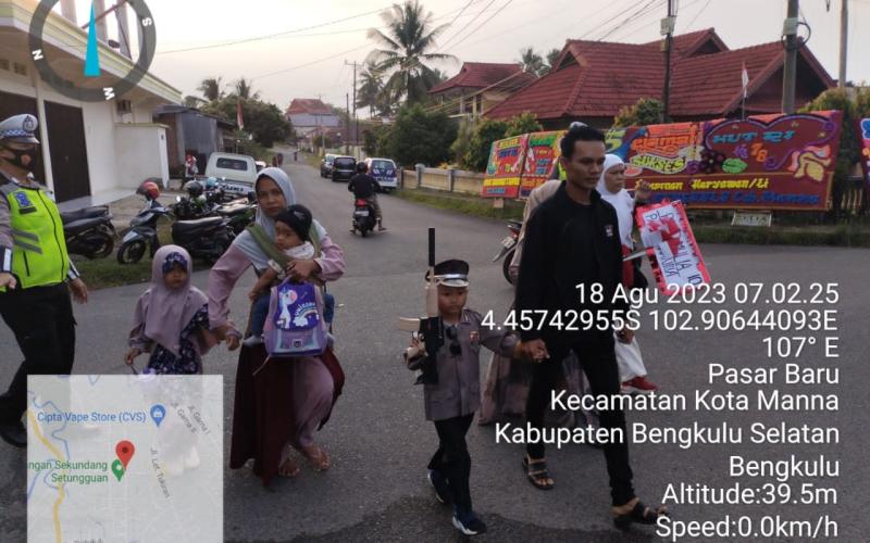 Sat Lantas Polres BS dan Polsek Kota Manna Gelar Pamturlalin Serta Pengawalan Pawai Karnaval Tingkat Paud dan TK