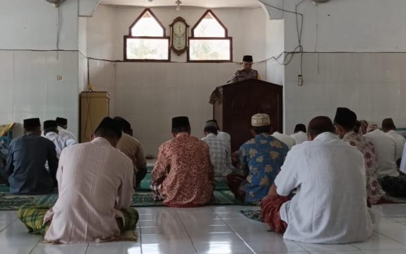 Bhabinkamtibmas Polsek Pino Sampaikan Khotbah Jumat di Masjid Al Ikhlas Kelurahan Masat 