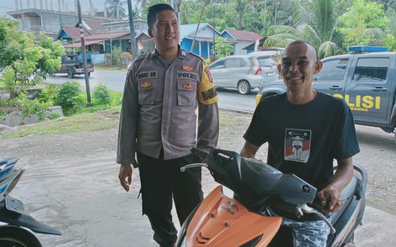 Ciptakan Keselamatan dan Keamanan, Bhabinkamtibmas Polsek Manna Sampaikan Teguran Simpatik kepada Pengendra Motor 