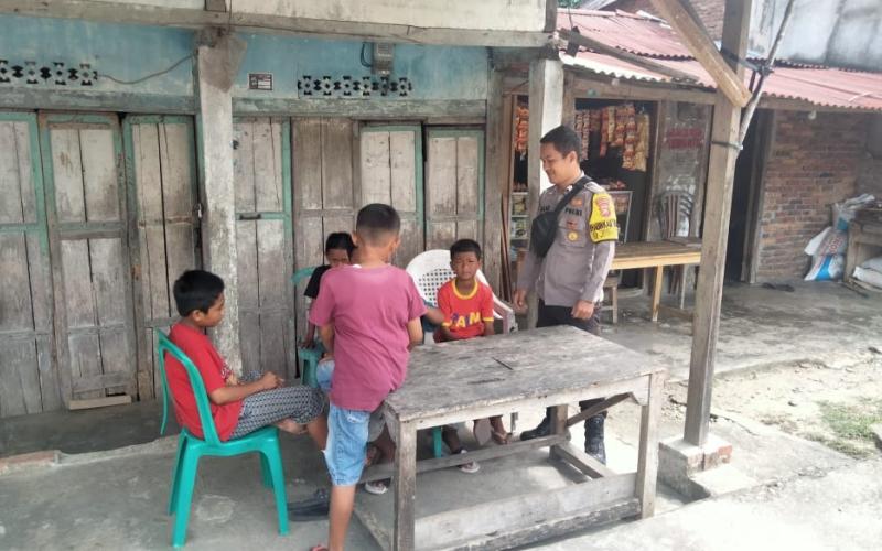 Bhabinkamtibmas Polsek Kedurang Sambangi Anak-Anak Desa Muara Tiga 