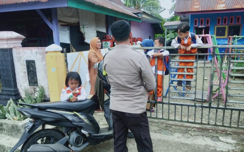 Bhabinkamtibmas Polsek Pino Sambangi Anak Paud Desa Ulak Lebar Sampaikan Polri Adalah Sahabat Anak