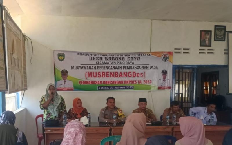 Bhabinkamtibmas Polsek Pino Raya Hadiri Musyawarah Pembangunan Desa Karang Cayo