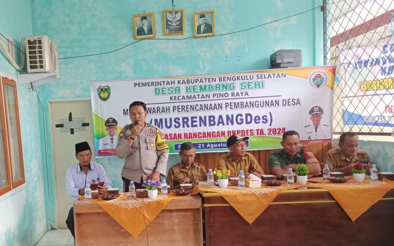 Pantau Kegiatan Desa Binaan, Bhabinkamtibmas Polsek Pino Raya Hadiri Musrenbang Desa Kembang Seri 