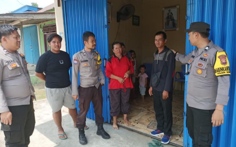 Bhabinkamtibmas Polsek Kedurang Antar Warga Seginim yang Tersesat di Wilayah Kecamatan Kedurang 