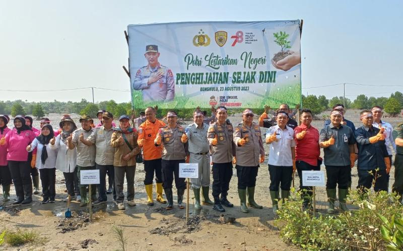 Peduli Kelestarian Lingkungan, Polresta Bengkulu Tanam 5000 Batang Pohon Dalam Menyambut HUT RI ke 78