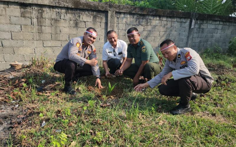 Tanam Ratusan Pohon, Polsek Gading Cempaka Ajak Masyarakat Lakukan Penghijauan