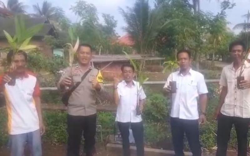 Bhabinkamtibmas Polsek Manna Berpartisipasi Tanam 1000 Pohon di Wilayah Binaannya