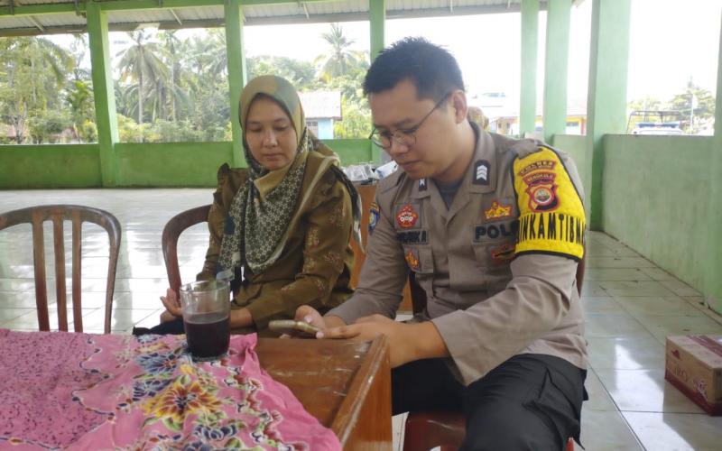 Bhabinkamtibmas Polsek Pino Raya Dekati Pengguna Android, Sosialisasikan Aplikasi Super APP Polri 
