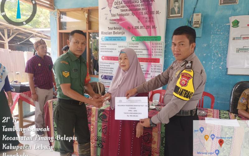 Brigpol Mezen Prabudio Hadiri Pembagian BLT DD di Desa Tambang Saweak