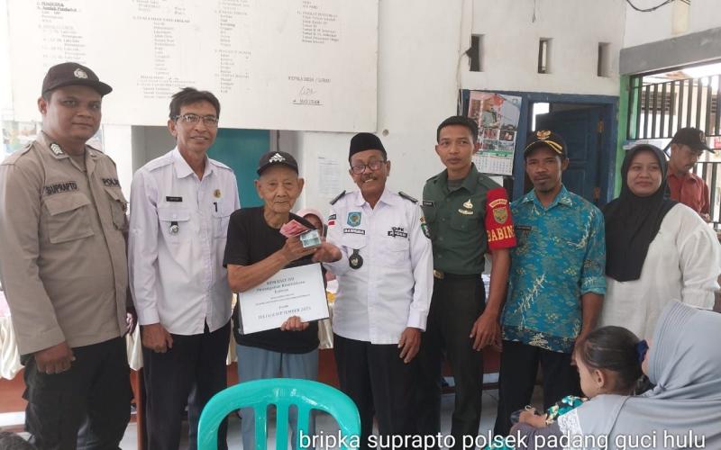 Bhabinkamtibmas Polsek Padang Guci Hulu Awasi Pembagian BLT DD Tahap III Desa Margo Mulyo 