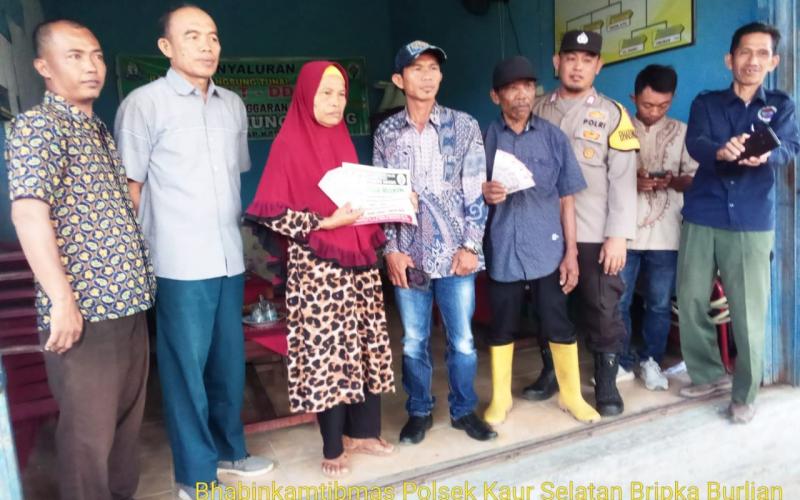 Monitoring Pebagian BLT-DD, Bhabinkamtibmas Ingatkan Tidak Ada Pemotongan 