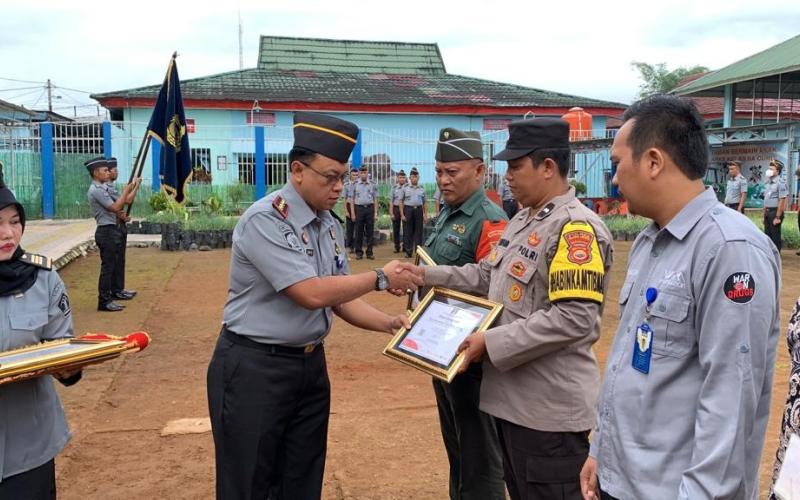 Bhabinkamtibmas Polsek Curup, Terima Penghargaan Dari Lembaga Pemasyarakatan Kelas IIA Curup