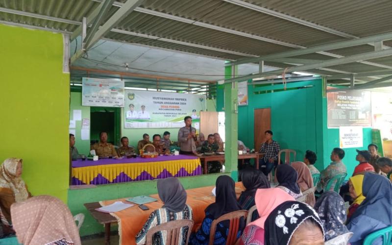 Bhabinkamtibmas Polsek Pino Hadiri Musyawarah Pembangunan Desa di Desa Puding 