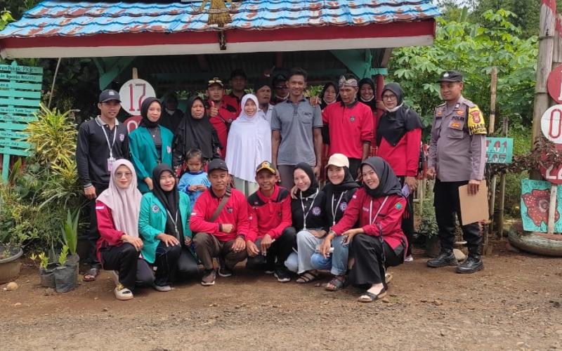 Partisipasi HUT RI ke 78, Bhabinkamtibmas Polsek Padang Jaya Jadi Juri Perlombaan Kebersihan 