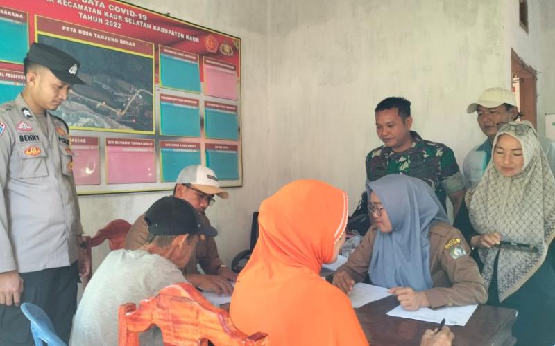 Dukung Program Pemerintah Desa, Bhabinkamtibmas Polsek Kaur Selatan Monitoring Pembagian BLT-DD