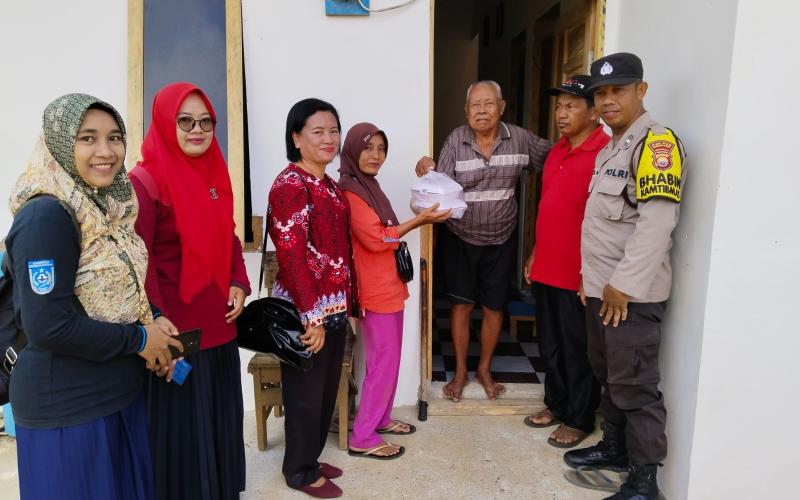 Bersinergi dengan Camat, Bhabinkamtibmas Polsek Ketahun Pantau Kegiatan Pembagian Makanan Untuk Lansia