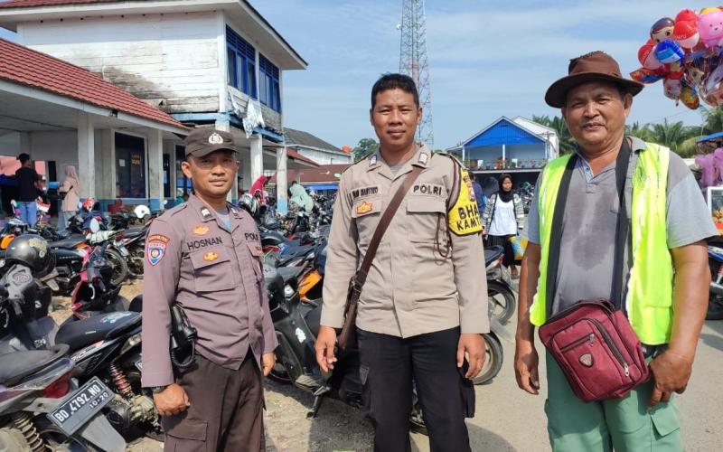 Bhabinkamtibmas Polsek Lubuk Pinang Sambangi Petugas Parkir di Pasar Sampaikan Imbauan Kamtibmas