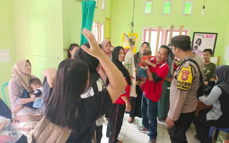 Upaya Pencegahan Stunting, Bhabinkamtibmas Polsek Air Besi Dampingi Kegiatan Posyandu 
