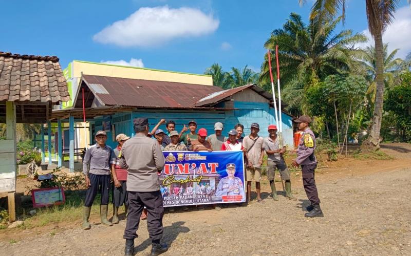 Melalui Jumat Curhat, Bhabinkamtibmas Polsek Padang Jaya Sharing Informasi Bersama Masyarakat