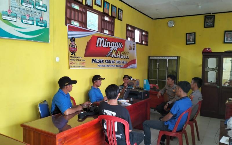 Polsek Padang Guci Hulu Gelar Minggu Kasih Bersama Mahasiswa KKN UMB di Desa Pagar Gunung